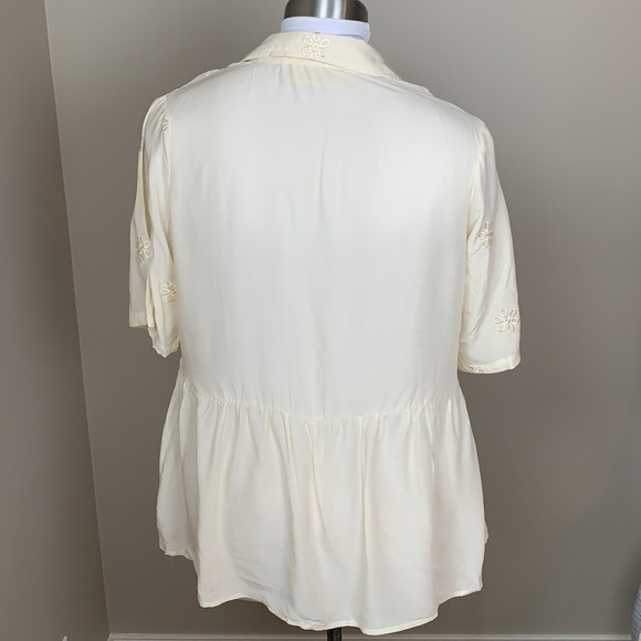 LABELLUM BY HILLARY SCOTT NWT Off White Peplum Short Sleeve Top Size Medium - Picture 2 of 6